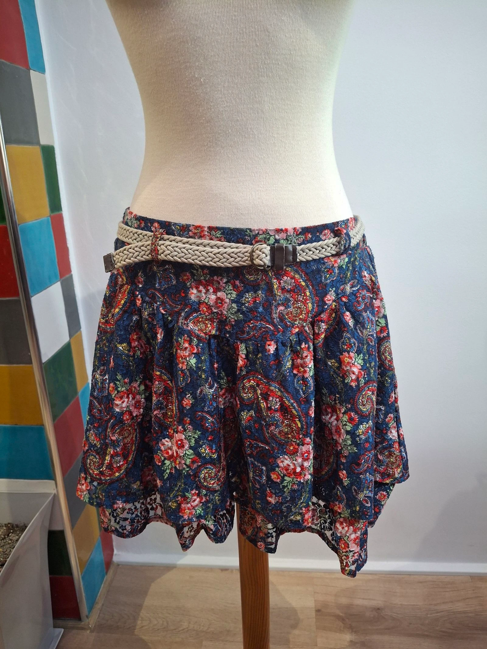 Falda tul volantes estampado paisley Stradivarius